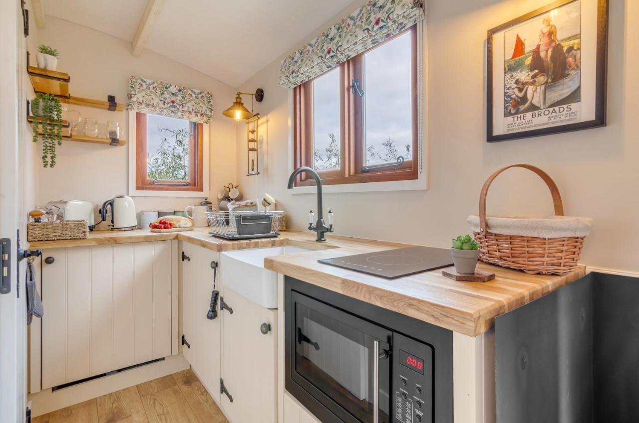 Hayloft And Shepherds Hut In Norfolk Broads With Fire Pit And Bbq From Ginger And Gold Ranworth Exterior foto