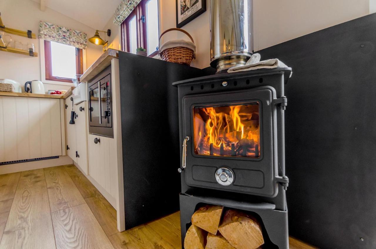 Hayloft And Shepherds Hut In Norfolk Broads With Fire Pit And Bbq From Ginger And Gold Ranworth Exterior foto